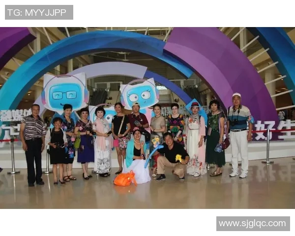 女游客偶遇足球明星展开浪漫邂逅引发社交媒体热议与粉丝狂欢 女游客偶遇足球明星展开浪漫邂逅引发社交媒体热议与粉丝狂欢